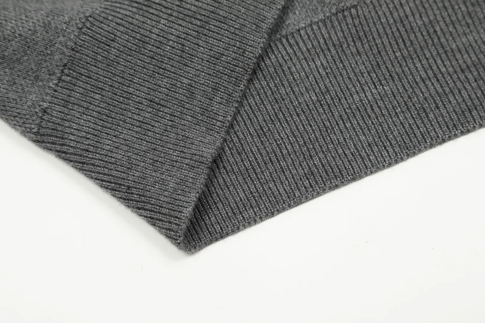 VIVI125 vivienne west wood Vivienne handsome college style wool metal button cardigan. The upper body is huge and beautiful. 🧩 15% merino cotton wool 85% wool blend 🧩Correct Italian🇮🇹100% wool washed wheat logo 🧩Original purchase, real model opening 🧩Original purchase records and comparison pictures can be provided. Order with confidence. 🧩Customized laser buttons, clean and clear text, completely restored, 🧩kill all Taobao 300+ versions in a flash, the purchasing quality is perfect, not a copywriter party, a real good product, the actual product far exceeds the budget. Size: S -M- L Color: navy blue gray